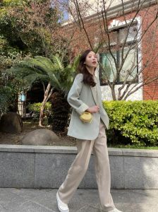 豆绿色西装搭配_春夏百搭，显白时尚，职场休闲皆宜