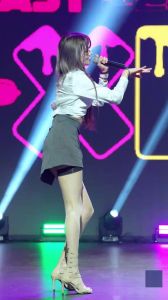 腿长腰细的女生适合跳什么舞_女生跳舞选什么？古典民族现代，看你的兴趣和身材！