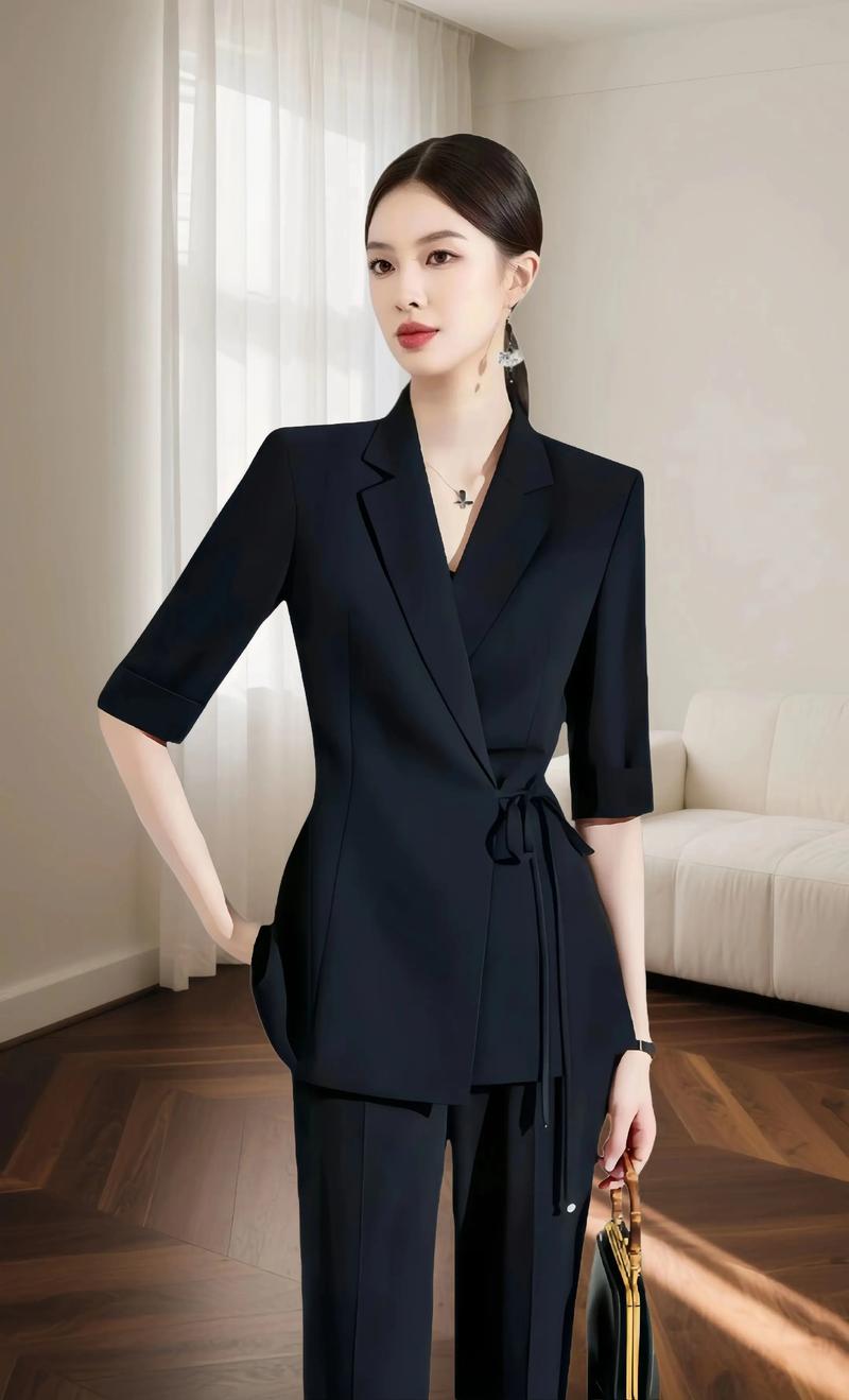 胖妹妹西装外套怎么搭配_微胖女生穿西装，宽松简约显时髦