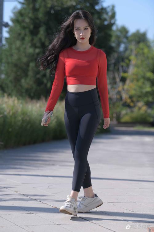 紧口运动裤搭配什么上衣_紧口运动裤