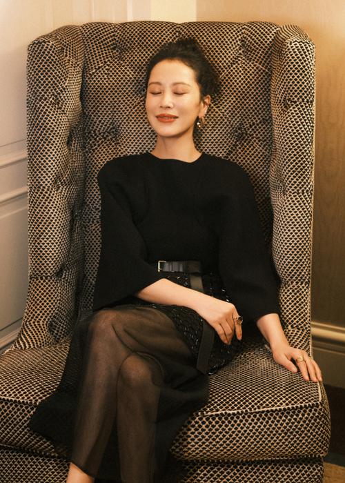 海清黑色丝袜配黑色衣服照片_海清登WSJ封面,黑丝皮裙展性感霸气 海清黑色丝袜配黑色衣服照片_海清登WSJ封面,黑丝皮裙展性感霸气