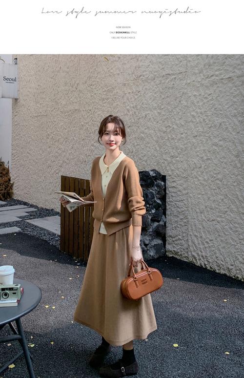 浅驼色半身裙搭配上衣_百搭优雅，秋冬必备！