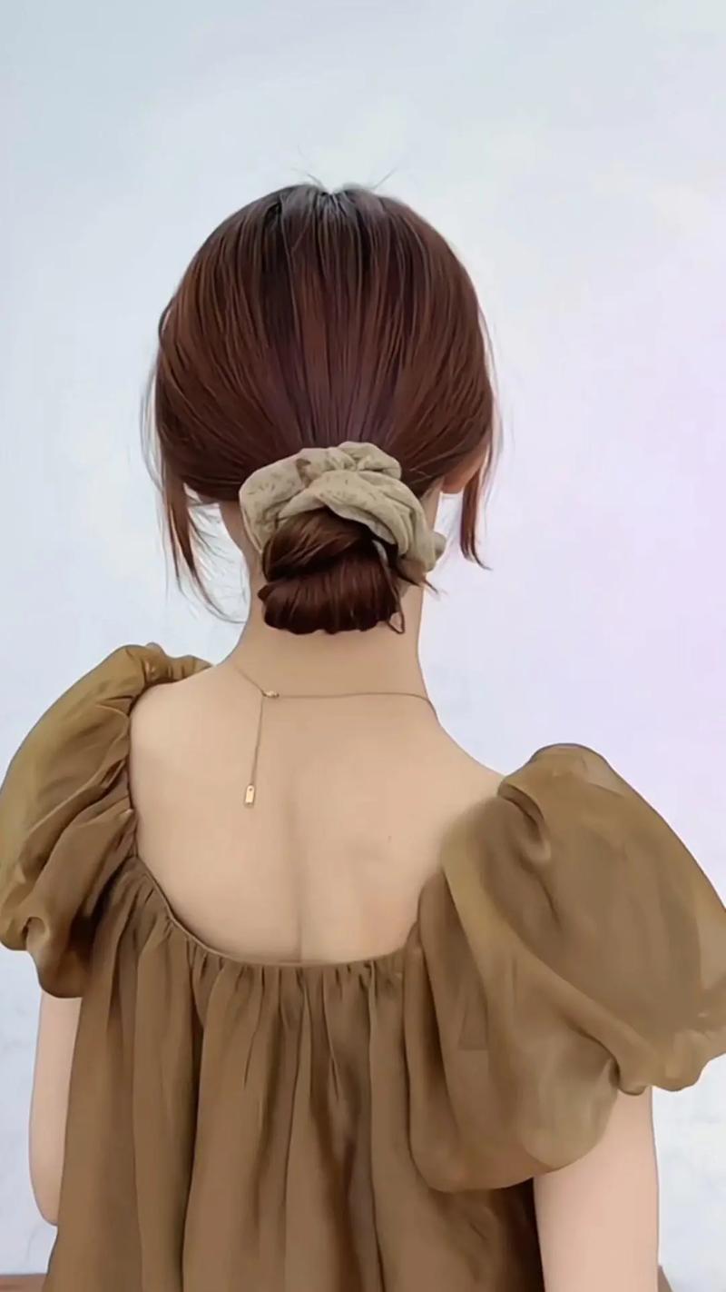 用一根橡皮筋扎头发_马尾丸子编发全教程