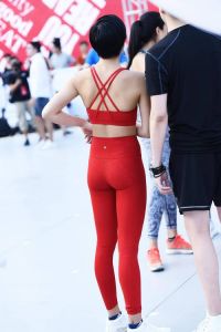 亮红色瑜伽裤搭配露脐运动背心_亮红瑜伽裤配背心，时尚显个性！