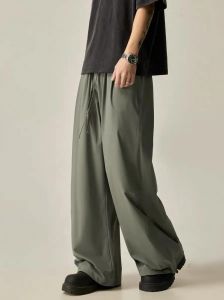 灰绿色裤子最佳配色表_绿色裤子百搭时尚，搭配多款上衣打造不同风格