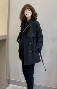 25岁女人穿风衣怎么搭配_黑色白T配牛仔裤显气质，粉色风衣配高腰裤显温柔