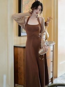 挂脖裙子搭配披肩_百搭时尚，个性随心