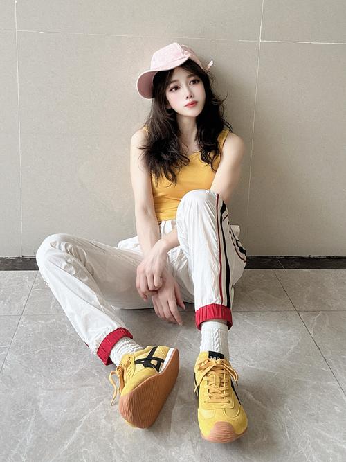 穿黄鞋最简单三个搭配_大黄靴穿搭指南 穿黄鞋最简单三个搭配_大黄靴穿搭指南