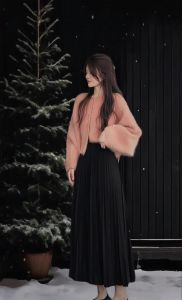 粉上衣配什么色裙子_粉上衣配百褶黑裙显优雅，配黄裙活力，配白裙清新，配蓝裙时尚，配背带裙可爱