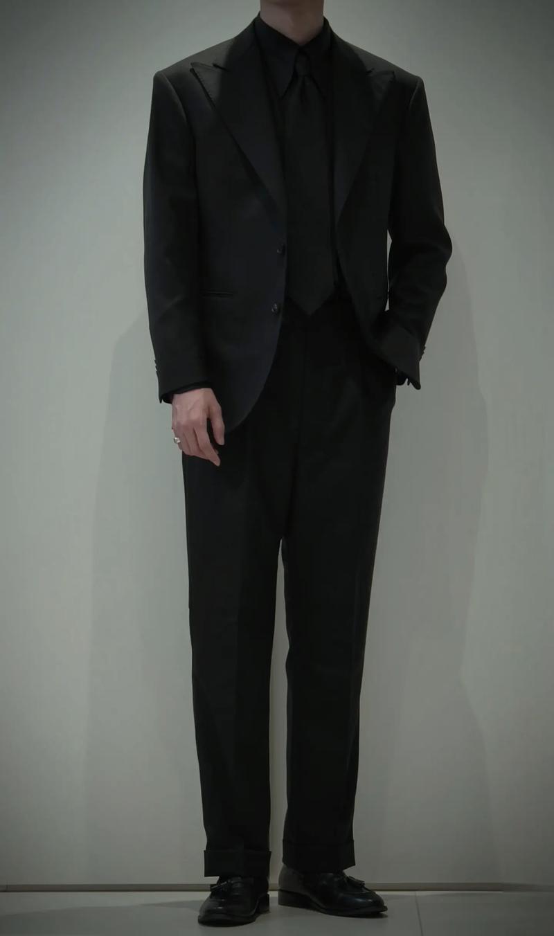 他穿着一身剪裁合体的黑色西装_都暻秀黑西装显成熟魅力