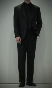 他穿着一身剪裁合体的黑色西装_都暻秀黑西装显成熟魅力