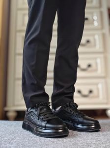 男一身黑配什么色鞋_黑色上衣怎么穿？修身凸显身材！