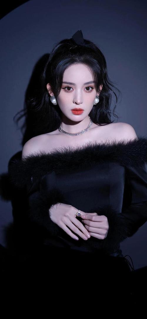 古力娜扎抹胸开襟开叉裙穿搭_性感文艺范，时尚天花板