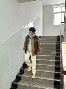 小黄鞋的搭配方法_点亮穿搭，风格多变！