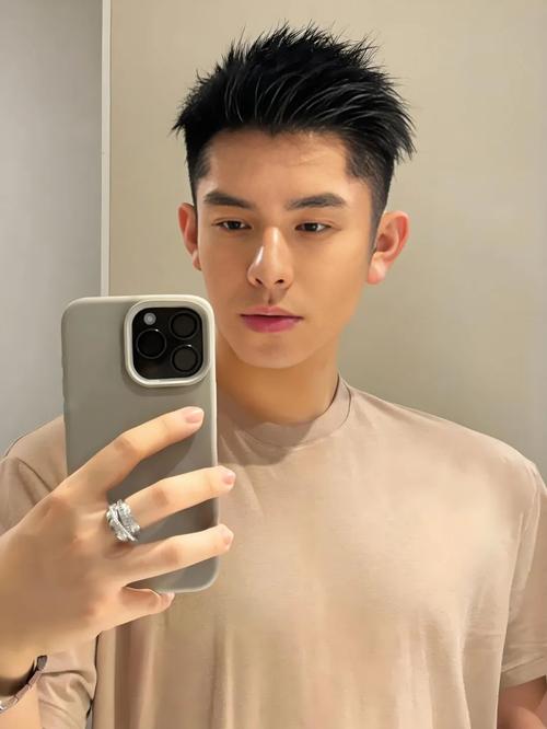 又粗又硬的头发剪什么发型好看_小飞机头或寸头显帅气 又粗又硬的头发剪什么发型好看_小飞机头或寸头显帅气