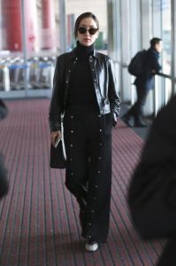 女男士黑色皮衣搭配什么裤子_黑色皮衣搭裤子，风格多变超百搭！