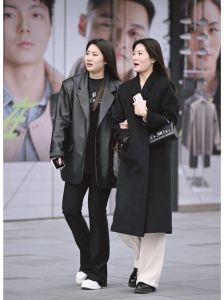 黑衣白裤搭配能看吗_百搭又耐看，时尚简洁好穿！