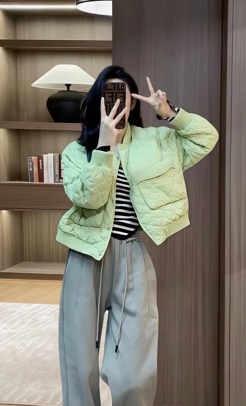 绿棉袄配什么裤子啊_绿棉袄配裤有妙招,风格百变穿出个性! 绿棉袄配什么裤子啊_绿棉袄配裤有妙招,风格百变穿出个性!