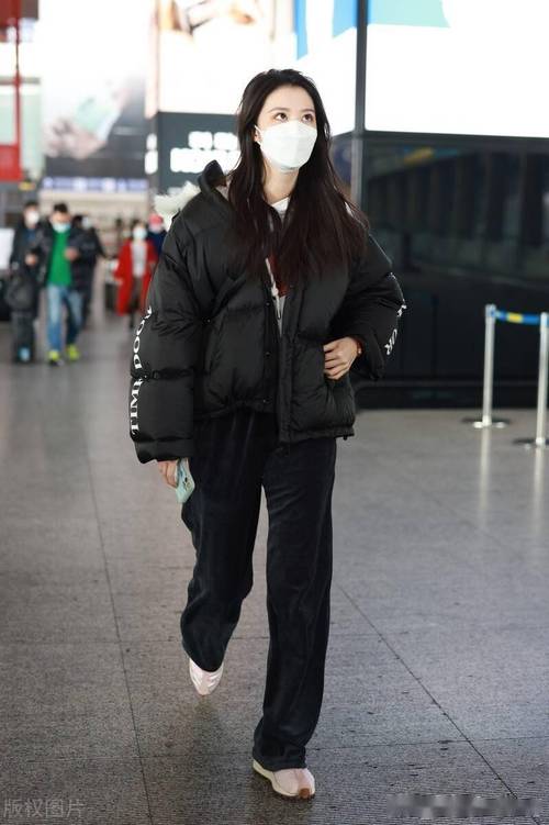 黑羽绒服配什么颜色裤子_黑裤搭出时尚感，轻松应对各种场合！