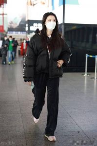 黑羽绒服配什么颜色裤子_黑裤搭出时尚感，轻松应对各种场合！