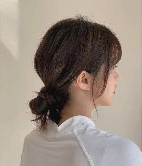 扎看着就清爽的头发_短发扎发清爽时尚,麻花辫加发带添韵味 扎看着就清爽的头发_短发扎发清爽时尚,麻花辫加发带添韵味