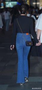 上蓝下黑的搭配好看不_上蓝下黑显高级，百搭实用显气质