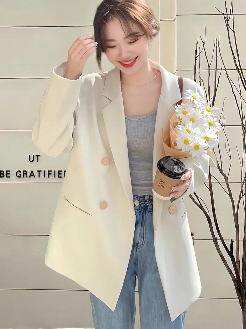 落肩米色西装领大衣搭配米色糯米裤_米色西装领大衣配糯米裤，温柔又高级！