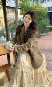 奶茶色半身裙配什么颜色上衣_奶茶裙百搭显气质，轻松穿出高级感