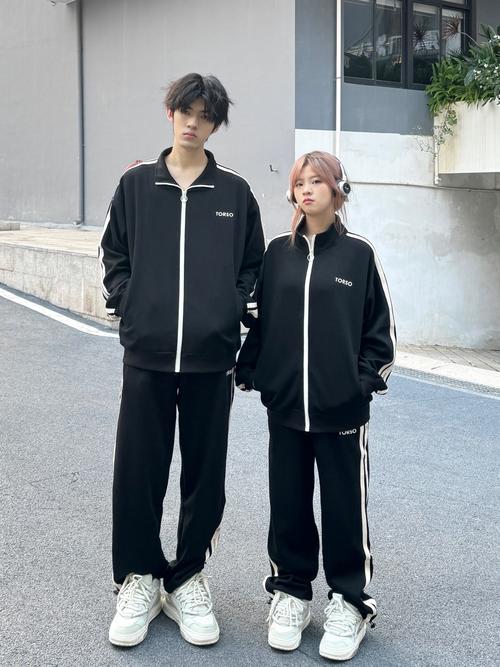 他们两人都穿着轻便的运动服_都市人拥抱真实的乡间之旅