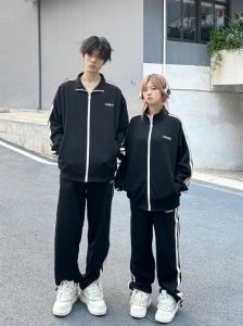 他们两人都穿着轻便的运动服_都市人拥抱真实的乡间之旅