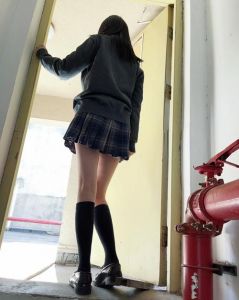 筷子腿穿小腿袜搭配jk制服_JK制服配小腿袜，色彩材质添活力！