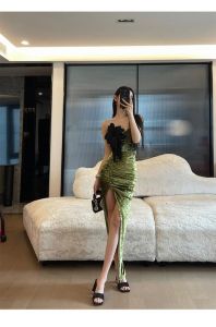 外国女性抹胸开襟开叉裙穿搭解说_自信时尚，性感又高级