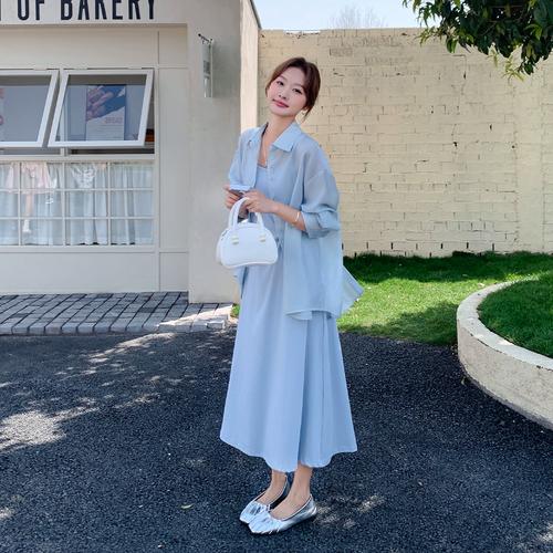 淡蓝色吊带裙配什么上衣_白色T恤配吊带裙，简约清新，牛仔衬衫街头休闲，针织衫春秋百搭