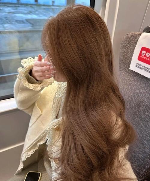 浅栗色头发适合什么颜色的衣服_衬肤色显清新，选对颜色更可爱