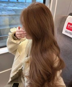 浅栗色头发适合什么颜色的衣服_衬肤色显清新，选对颜色更可爱