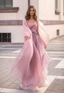 外国女性抹胸开襟开叉裙穿搭_自信优雅新趋势