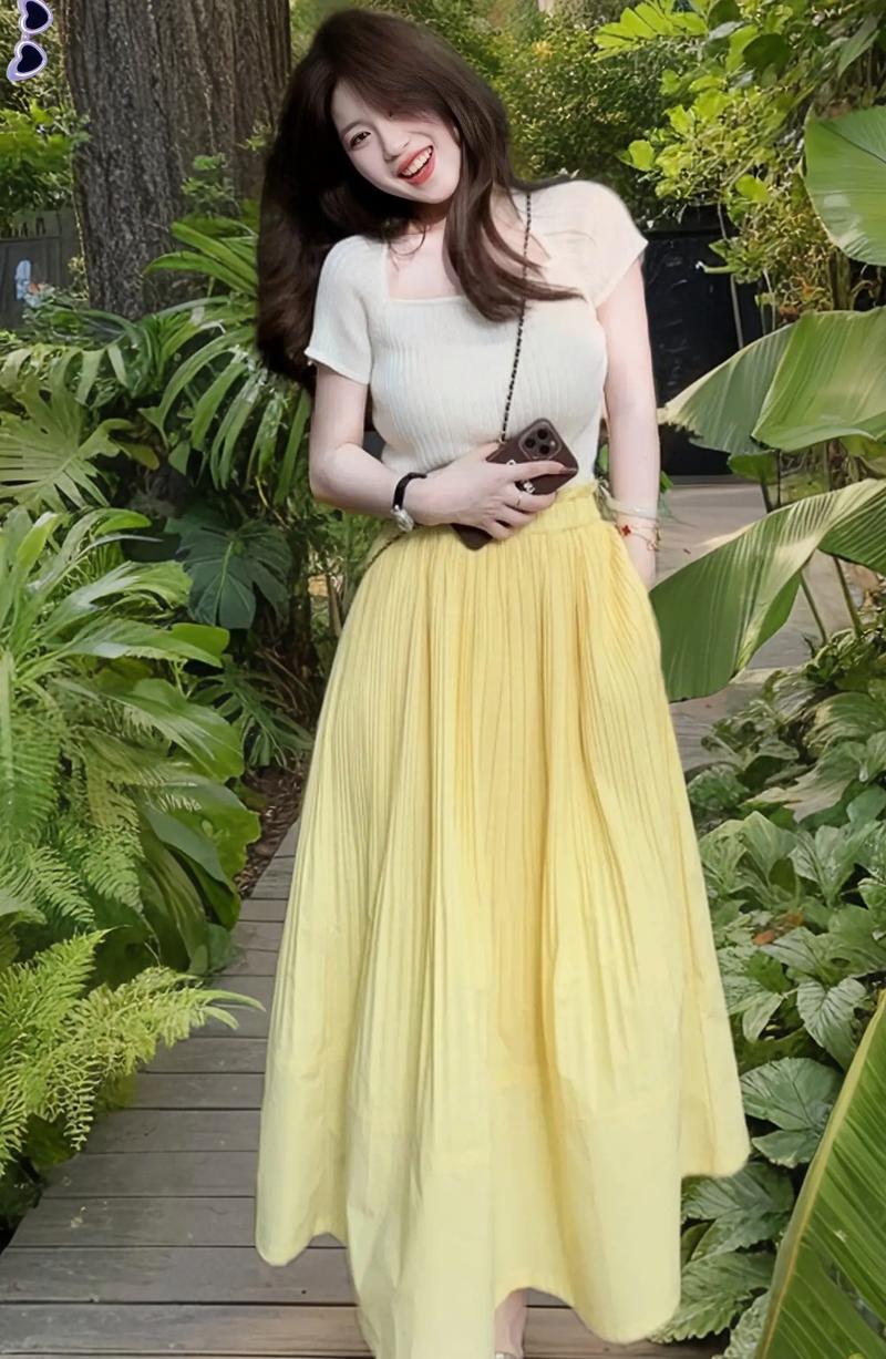 黄t恤配什么颜色的裤子女_黄T恤搭对裤子，风格随心变！