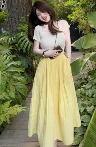 黄t恤配什么颜色的裤子女_黄T恤搭对裤子，风格随心变！