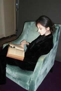 穿西装适合扎什么发型_西装发型要利落，显气质选对款！