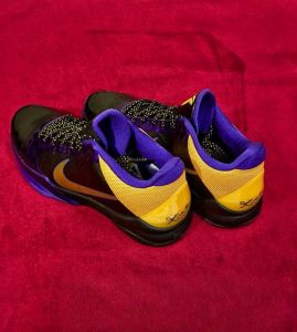 科比鞋子紫金配色_Nike科比紫金配色新鞋5月24日发售，球迷必入！