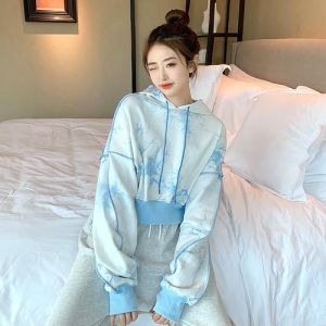 穿连帽卫衣适合扎什么头发_清爽不臃肿，丸子头双马尾都好看