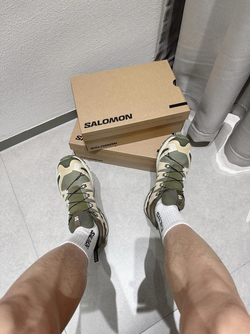 穿萨洛蒙鞋子配什么裤子_秋日冲锋衣搭无痕裤，萨洛蒙鞋显高级时尚