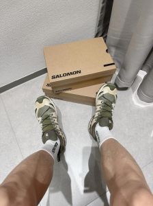 穿萨洛蒙鞋子配什么裤子_秋日冲锋衣搭无痕裤，萨洛蒙鞋显高级时尚