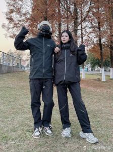 穿冲锋衣怎么搭配裤子_秋冬女款冲锋衣，搭配裤装显高时尚