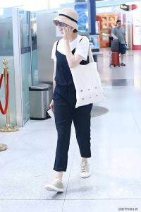 袁泉牛仔裤穿衣搭配_简约细节的高级感