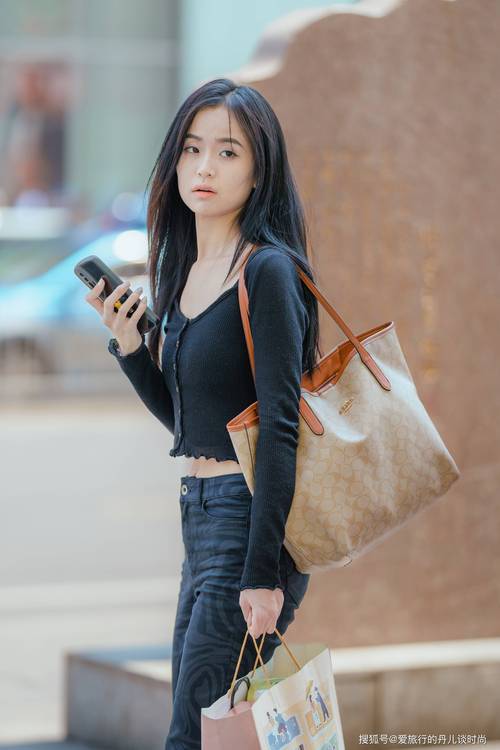 露腰衣服怎么搭配裤子_露腰上衣搭配，时尚显气质！