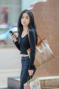 露腰衣服怎么搭配裤子_露腰上衣搭配，时尚显气质！