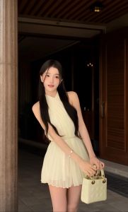 纯欲天花板气质女神纯欲穿搭_香芋紫上衣配黑丝高跟鞋，纯欲又性感