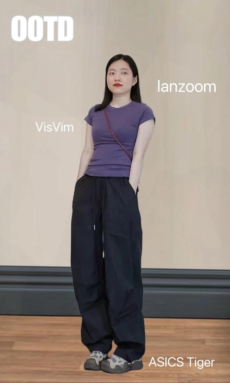 浅紫色t恤搭配黑色裙子_浅紫T恤配黑裙,时尚稳重又清爽 浅紫色t恤搭配黑色裙子_浅紫T恤配黑裙,时尚稳重又清爽