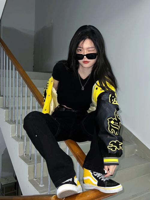 黄黑色配什么颜色好看_黄黑灰褐配出时尚感，奶油色百搭显温柔